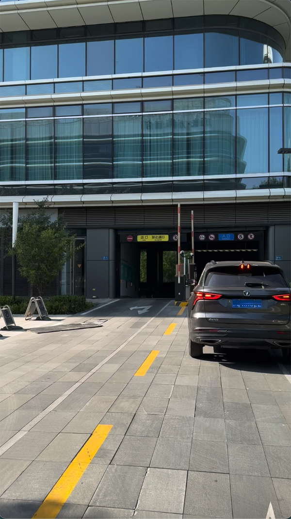 進(jìn)出場(chǎng)全流程拍照存證，保障車主權(quán)益從不含糊